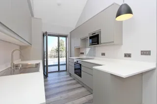 Flats above shops, East Putney - View 5